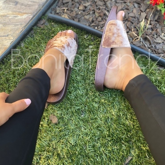 Vegan Velvet Coffee Slides - Picture 3 of 5